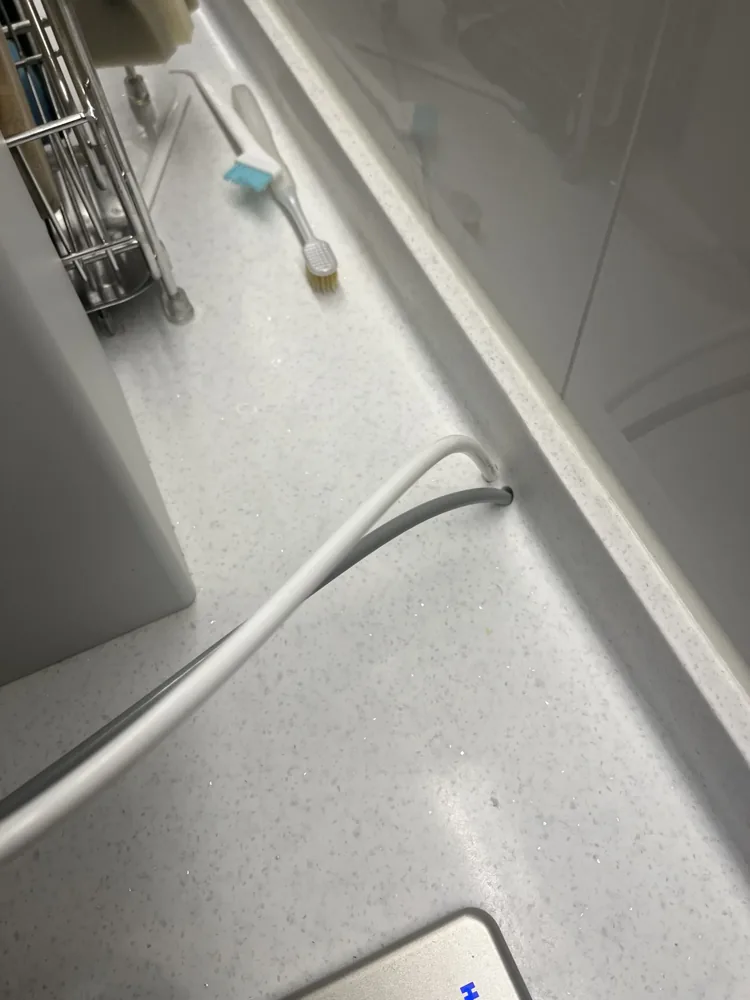 정수기 구멍 복원 작업 이전 상판 뒤쪽 구멍으로 들어가는 정수기 호스