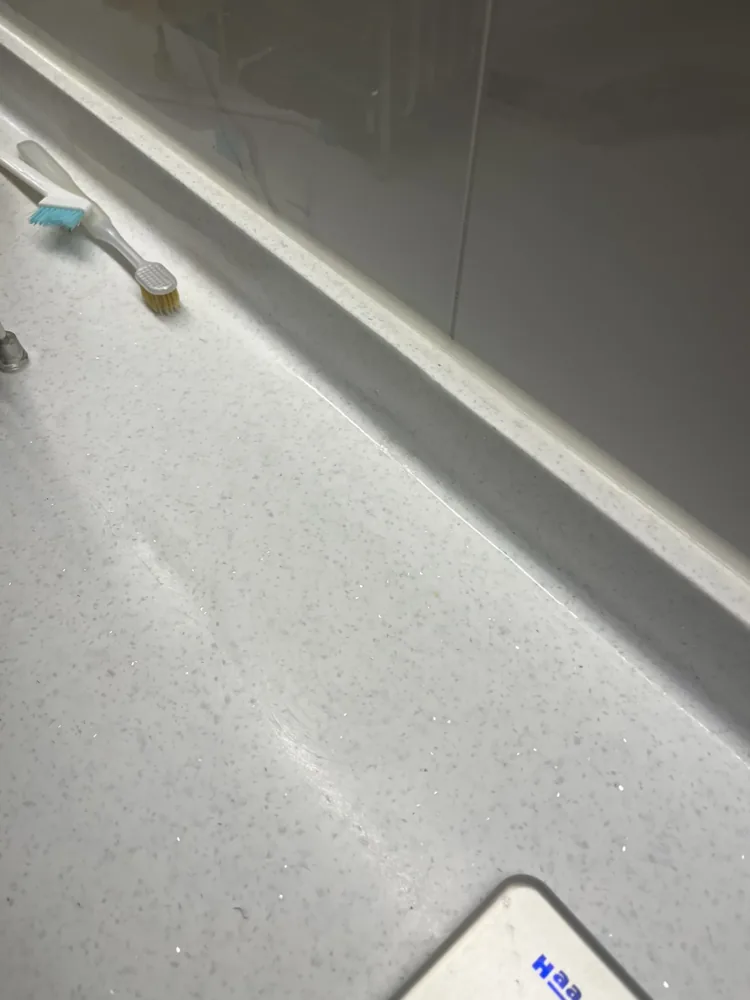 정수기 구멍 복원 작업 이후 상판 뒤쪽 라인 전경