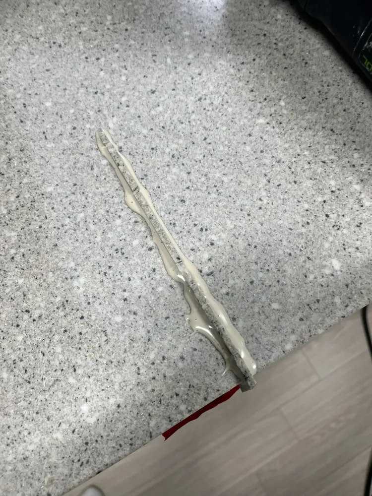 상판 균열 선 보수 후 수지 충진 상태 싱크대 상판