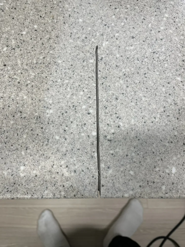 싱크대 상판 실금 보수 작업 이전 상판 균열 홈 상태