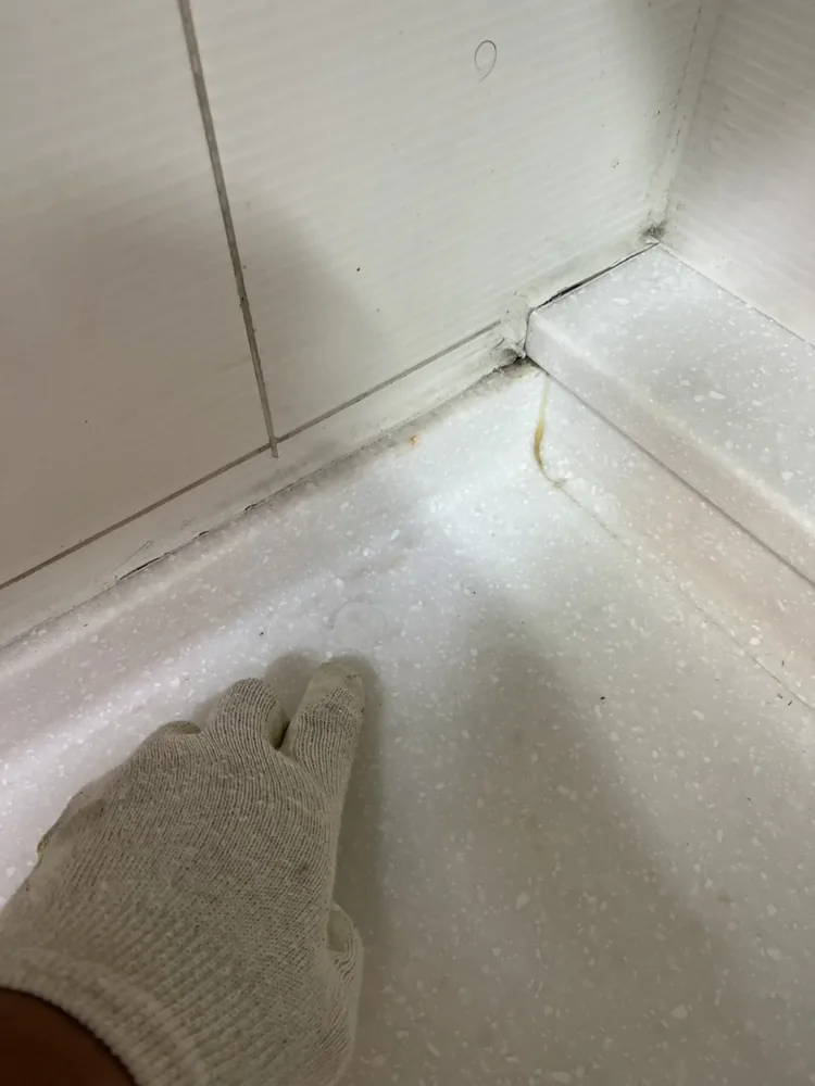 식기세척기 자리 구멍 복원 작업 전 상판 모서리 구멍