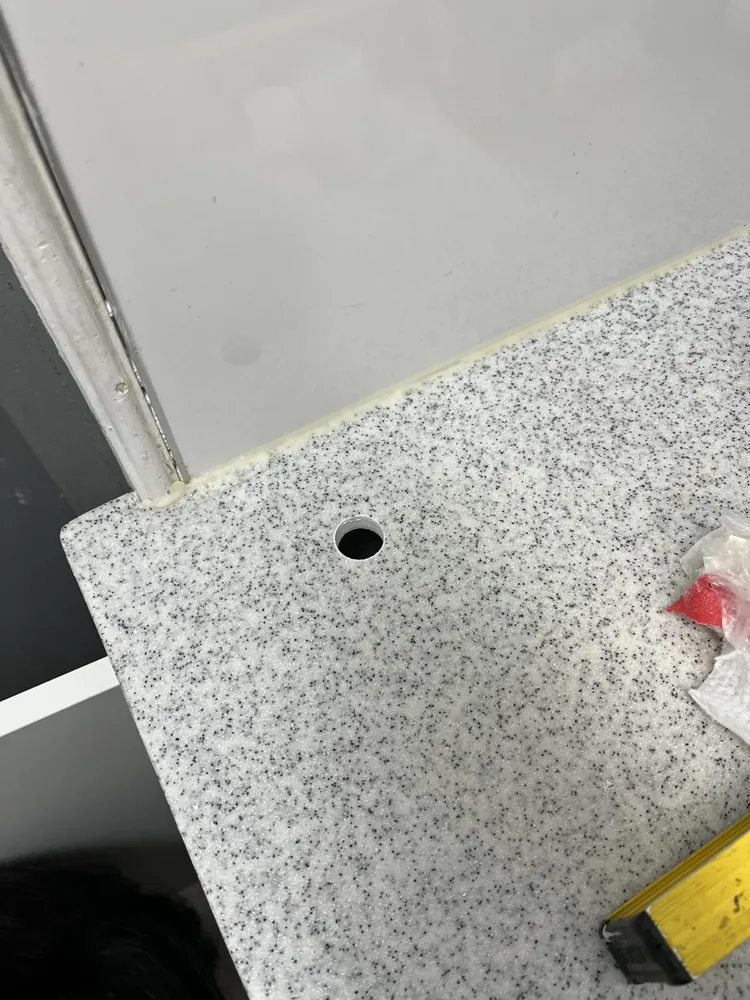 상판 배관구멍 타공 작업 이후 싱크대 뒤쪽 모서리