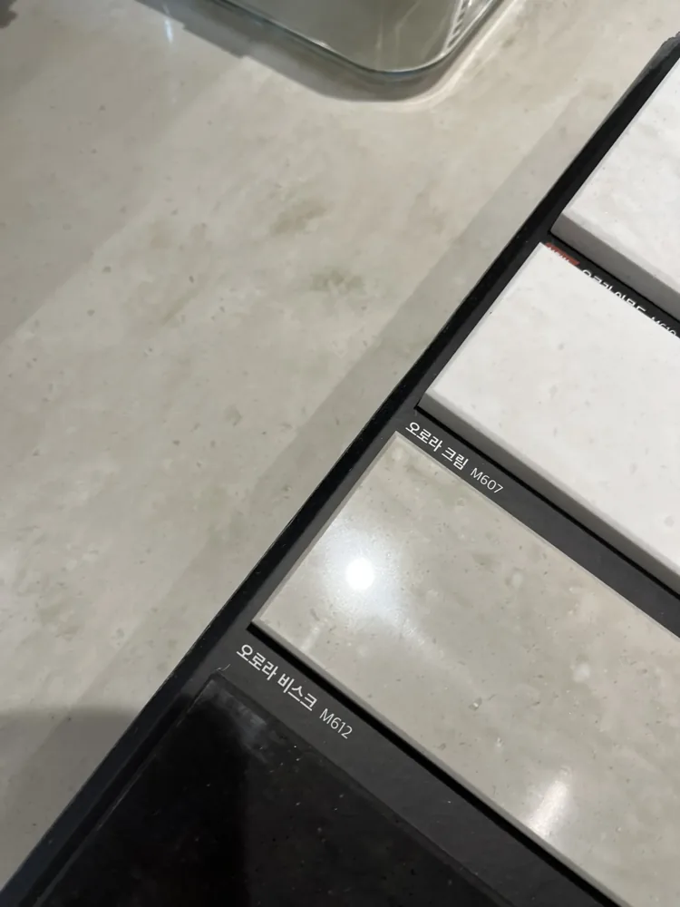 상판 색상 무늬 샘플 조각 대조 작업 진행중 오로라 계열 주방 상판