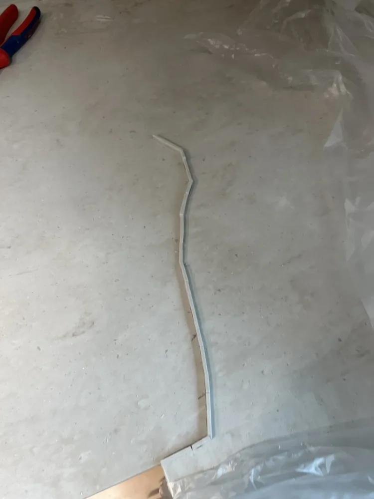 균열선 충진 부위 작업 진행중 인조대리석 상판