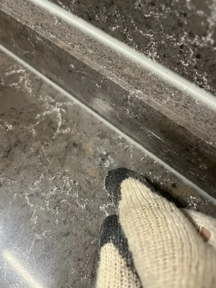 호스 구멍 충진 연마 작업 진행중 엔지니어드스톤 상판 뒷턱
